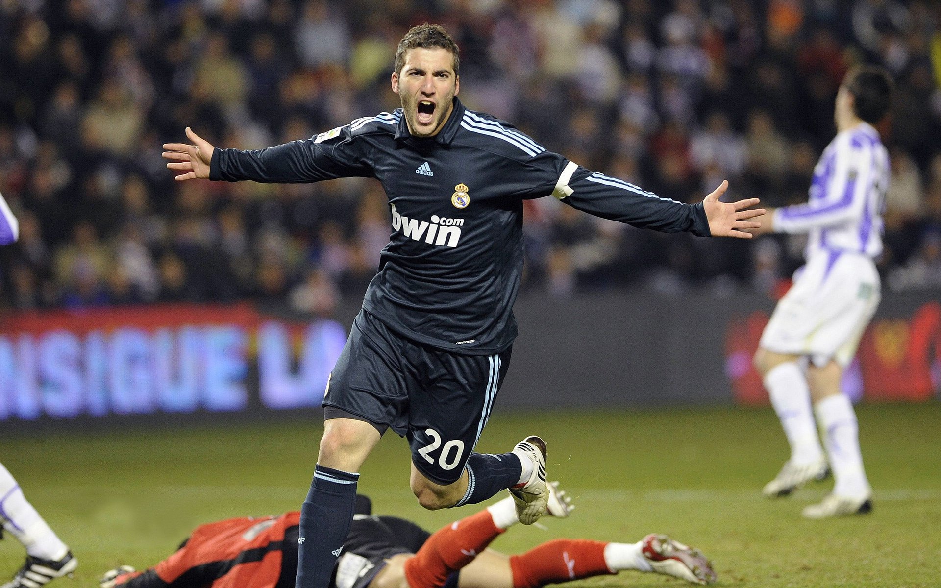 九游娱乐-勇士后卫完成绝杀后队友热情拥抱，勇士组织后卫